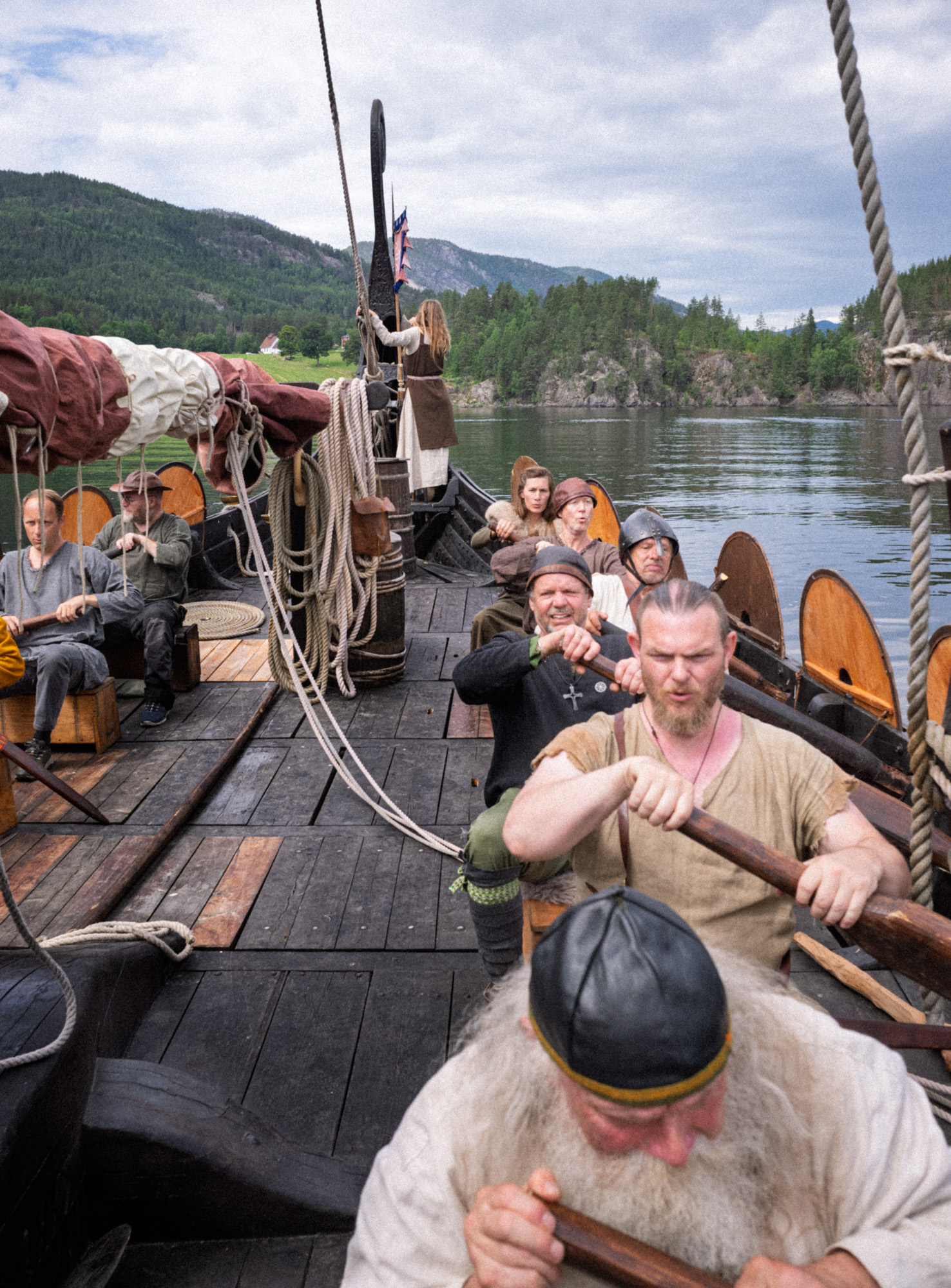 Kviteseid  - Roing inn mot bygdetunet 