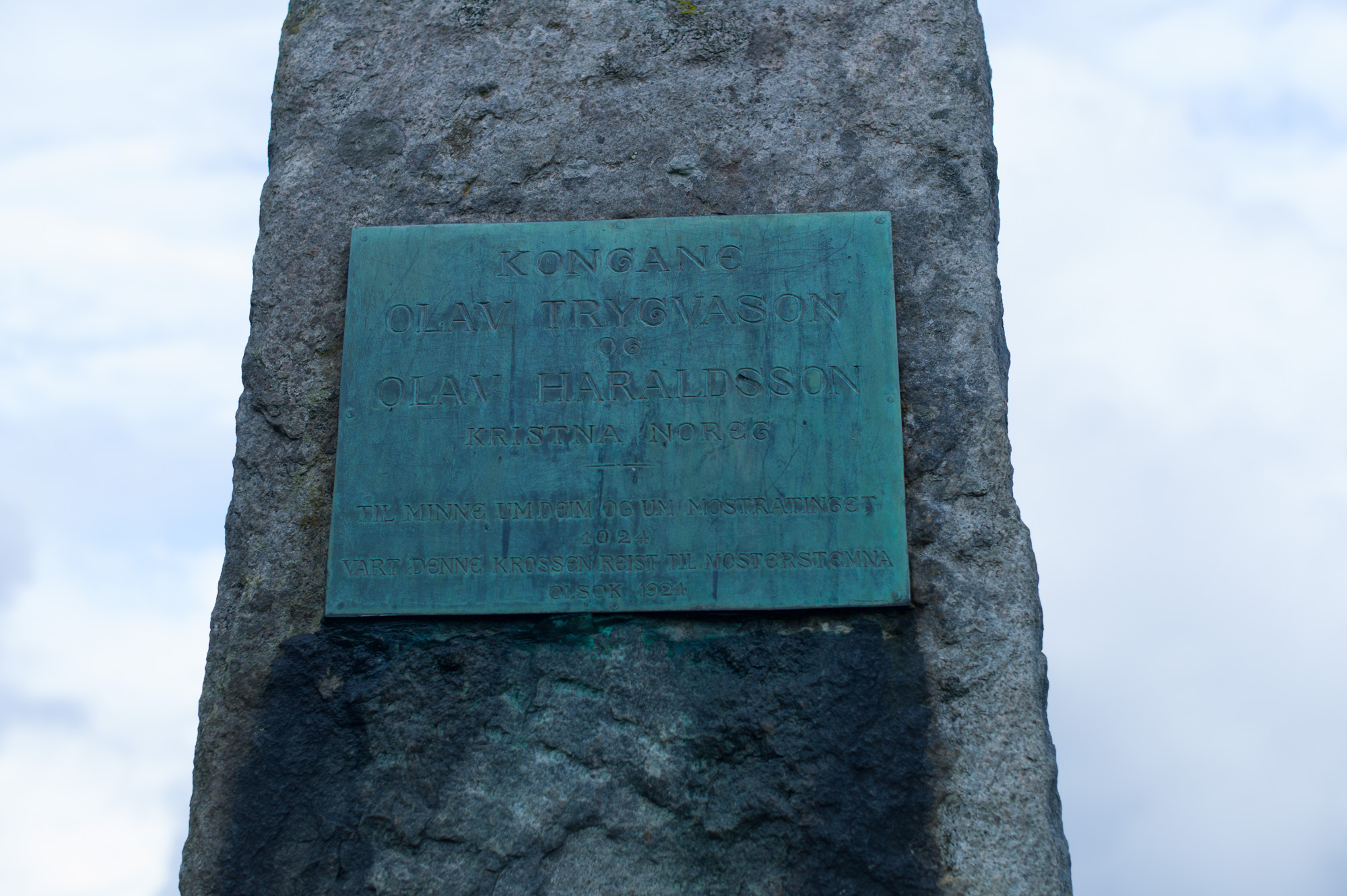 Plakett på krossen / Plaquette at the Cross' foot
